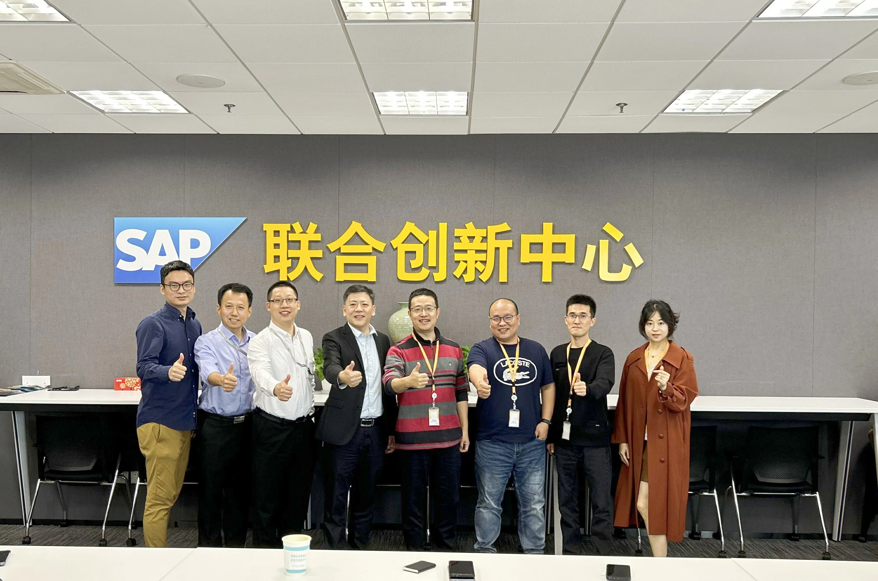Vinchin's team visited SAP Labs China and SAP Co-Innovation Center for in-depth discussions and exchanges with SAP..jpg