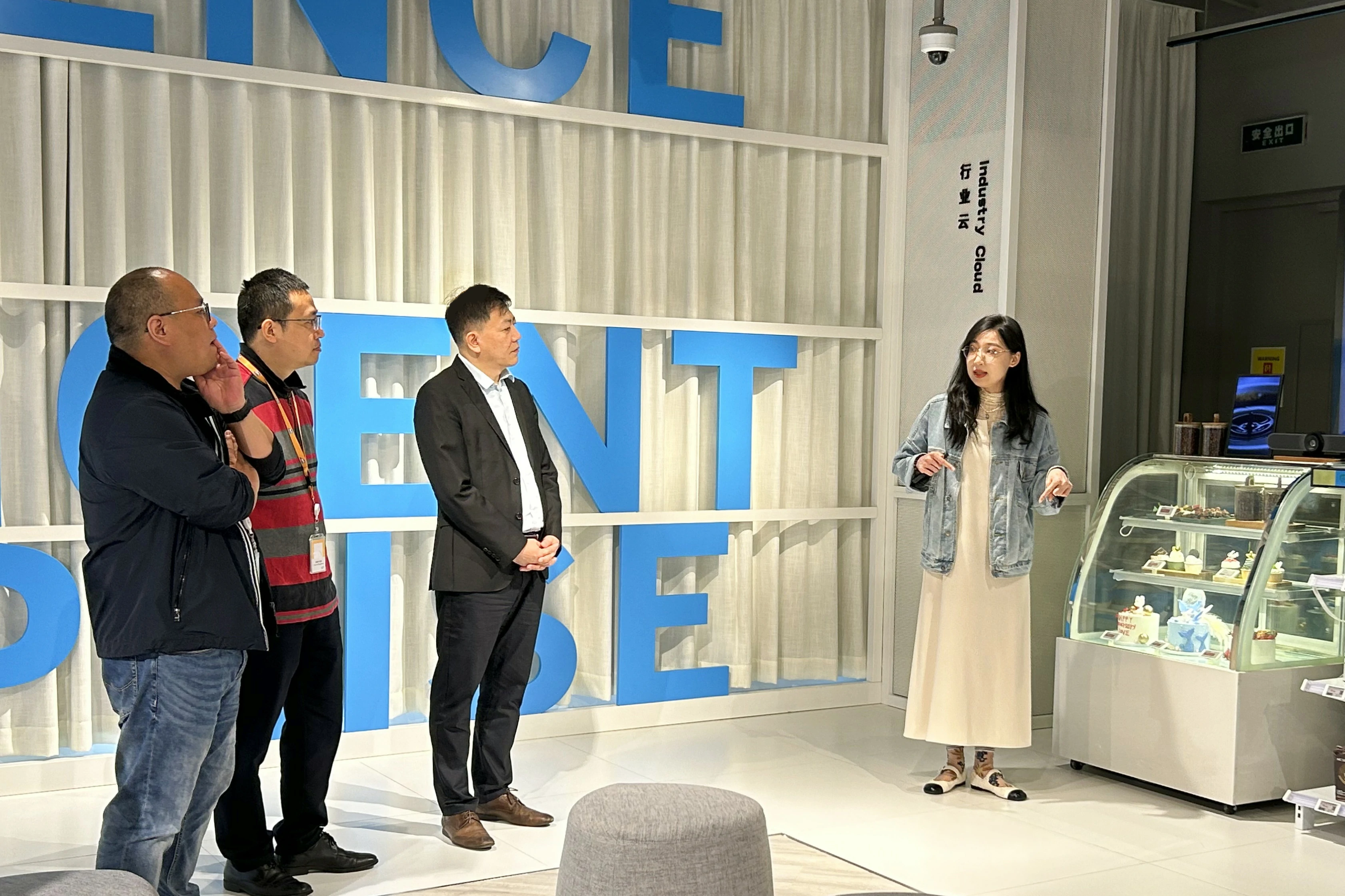 Vinchin's team visited SAP Labs China and SAP Co-Innovation Center for in-depth discussions and exchanges with SAP..jpg